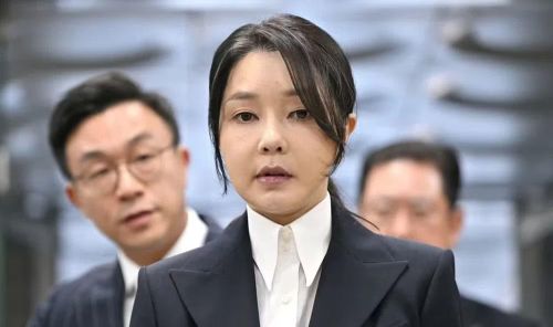 Trước đó, ngày 12/6, một tòa án tại Seoul cũng tuyên phạt cựu Tổng thống Yoon Suk Yeol 30 năm tù với cáo buộc ra lệnh cho máy bay không người lái xâm nhập Triều Tiên trong năm 2024.