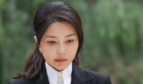 Đây chưa phải là vụ án duy nhất mà bà Kim phải đối mặt. Cựu Đệ nhất phu nhân trước đó đã bị tòa phúc thẩm tuyên 4 năm tù trong một vụ án tham nhũng khác và sắp tiếp tục hầu tòa vì cáo buộc liên quan đến vụ việc các thành viên Giáo hội Thống nhất bị ép gia nhập đảng trước cuộc bầu cử tổng thống năm 2022.