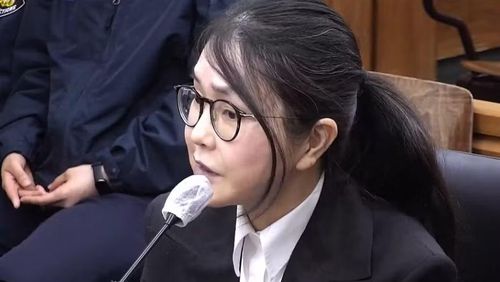 Một trong những cáo buộc là bà nhận số trang sức trị giá hơn 100 triệu won, tương đương 64.750 USD, để đổi lấy việc sắp xếp công việc trong chính phủ cho con rể của chủ tịch một công ty xây dựng.