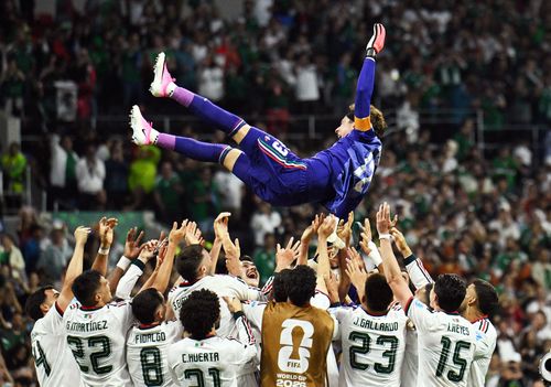  Các đồng đội nâng Guillermo Ochoa lên cao để tri ân thủ thành huyền thoại sau cột mốc 6 kỳ World Cup liên tiếp. Ảnh: Annegret Hilse/Reuters.