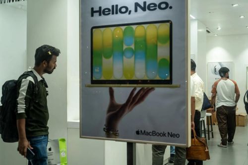  Quảng cáo dòng laptop giá rẻ MacBook Neo tại Ấn Độ. Ảnh: Bloomberg. 