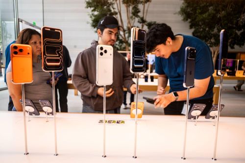  Giá iPhone hiện chưa thay đổi. Ảnh: Zuma Press. 