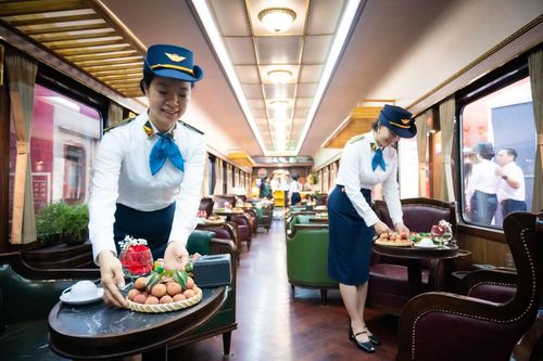  Khu vực căng tin, dịch vụ ăn uống trên tàu được bố trí gọn gàng với khoang phục vụ riêng. Tại đây, nhân viên y tế, cán bộ bệnh viện có thể dùng trà, cà phê cùng các món ăn nhẹ để nạp năng lượng cho hành trình buổi sớm. 