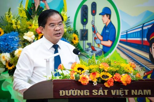  "Chuyến tàu hôm nay là sự kết nối giữa Hà Nội và cơ sở Ninh Bình, giữa y tế Trung ương với địa phương, giữa các chuyên gia đầu ngành với người bệnh, và trên hết là sự kết nối vì sức khỏe và hạnh phúc của người dân. Đằng sau những con số đó là những hành trình dài, những chi phí phát sinh và những khó khăn mà người dân phải vượt qua để tiếp cận với dịch vụ y tế chuyên sâu. Điều đó thôi thúc chúng tôi phải đưa dịch vụ y tế chất lượng cao đến thực gần người dân hơn, giảm khoảng cách địa lý, giảm chi phí xã hội và tạo điều kiện để người dân được tiếp cận kỹ thuật hiện đại ngay tại quê hương mình", PGS.TS Đào Xuân Cơ, Giám đốc Bệnh viện Bạch Mai, chia sẻ. 