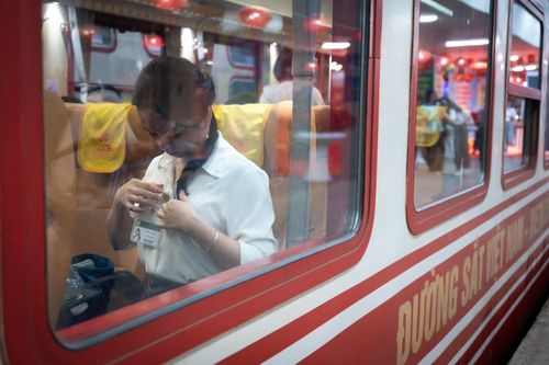  Không còn áp lực tự di chuyển đường trường mệt mỏi, không gian toa xe hiện đại mang lại cho các nhân viên y tế khoảng thời gian thư giãn cần thiết trước khi bước vào ca trực. 