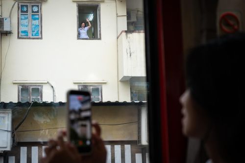  Khung cảnh yên bình nhìn từ cửa sổ toa tàu khi nắng sớm vừa lên. Lộ trình hơn một giờ đồng hồ sẽ trôi qua êm ả qua phố xá đến những vạt đồng xanh. Theo lịch trình, chuyến tàu PL1 xuất phát từ ga Hà Nội lúc 6h15, ghé đón khách tại ga Giáp Bát trước khi cập bến Phủ Lý lúc 7h22. Ngay sau đó, xe trung chuyển sẽ đưa đón cán bộ, nhân viên y tế thẳng đến Bệnh viện Bạch Mai cơ sở 2 để bắt đầu ca làm việc. Ở chiều ngược lại, tàu PL2 rời ga Phủ Lý lúc 17h20 và về đến ga Hà Nội lúc 18h30 cùng ngày. 