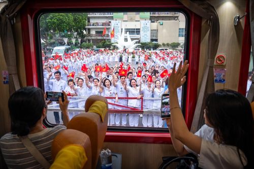  Trong hơn một năm qua, toàn bộ hệ thống bệnh viện đã dồn mọi nguồn lực cho công tác chuẩn bị. Khoảng 1.300 GS, PGS, TS, bác sĩ, điều dưỡng, kỹ thuật viên, dược sĩ và cán bộ quản lý đã được đào tạo, bố trí và phân công nhiệm vụ cụ thể tại cơ sở Ninh Bình. 