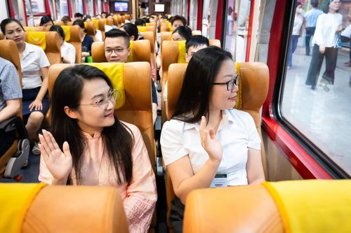  Chị Nguyễn Thanh Thủy (bên trái) công tác tại Trung tâm quản lý chất lượng khám chữa bệnh, Bệnh viện Bạch Mai, chia sẻ cảm giác háo hức, xúc động: "Để đáp ứng công việc mới tại cơ sở Ninh Bình, tôi phải sắp xếp lại việc sinh hoạt từ gia đình tới những công việc tại cơ sở Hà Nội. Bình thường tại cơ sở Hà Nội, 6h tôi đã chuẩn bị từ nhà ở phường Long Biên tới bệnh viện, còn bây giờ thì 5h tôi đã có mặt ở ga Hà Nội dù nhà cách 13 km. Tuy nhiên, việc bệnh viện sắp xếp lịch đi tàu cố định, sau này chắc chắn tôi sẽ quen với lịch trình công tác mới". 