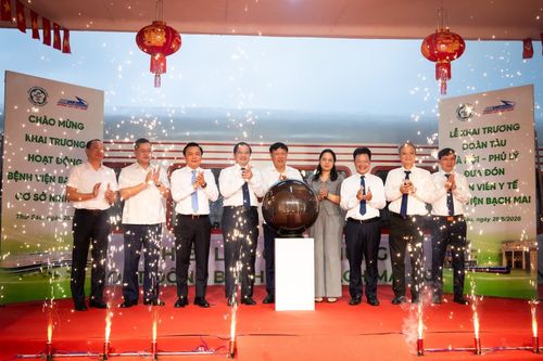  Lãnh đạo Bộ Y tế, Bệnh viện Bạch Mai và các đại biểu bấm nút khai trương đoàn tàu PL1. 