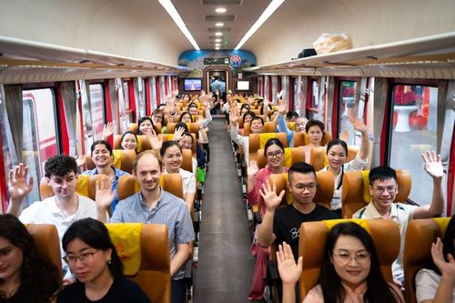  Không gian trên chuyến tàu PL1 còn có sự xuất hiện của các chuyên gia y tế và học viên nước ngoài công tác, thực hành tại Bệnh viện Bạch Mai. 