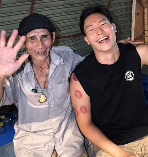  Nam du khách Lee Ho Jun chụp ảnh cùng thợ massage. Ảnh: Lee Ho Jun. 
