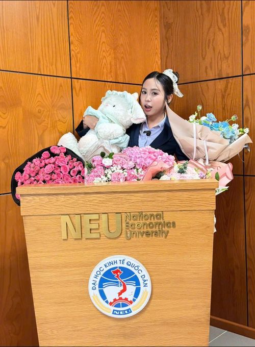  Maysaa trong ngày bảo vệ đề án tốt nghiệp thạc sĩ. 