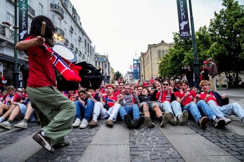  Người hâm mộ Na Uy "chèo thuyền Viking" cổ vũ đội tuyển tại Oslo, Na Uy, sáng 23/6. 