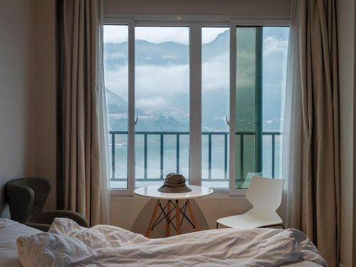 Phòng khách sạn có view núi, "săn mây" hút khách. Ảnh: Zeng jinwen/Pexels. 
