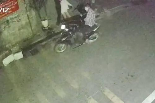  Hai thanh niên tấn công T.M. từ phía sau. 