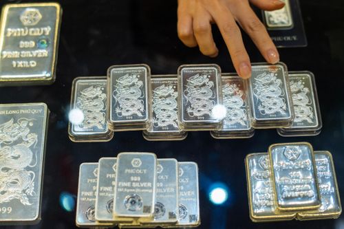 Không ít nhà đầu tư lãi bằng lần nhờ bạc. Ảnh: Việt Linh.