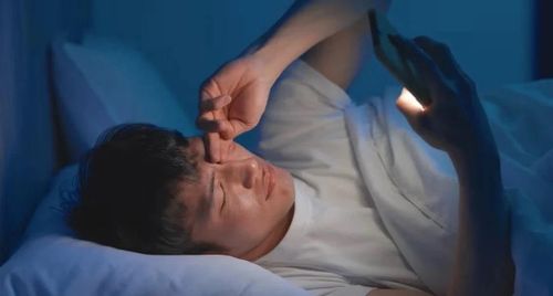  Thức khuya thường xuyên có thể làm rối loạn nhịp sinh học của cơ thể, gây bất lợi cho sức khỏe thận. Ảnh: Men's Health. 