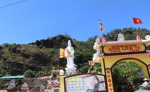 Tượng Quan Thế Âm Bồ Tát hướng ra biển là biểu tượng văn hóa tâm linh gắn liền với danh thắng chùa Đục