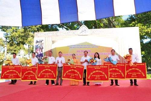 Ông Nguyễn Văn Hoa, Phó Giám đốc Sở VHTTDL tỉnh Khánh Hòa, thành viên Ban Tổ chức tặng cờ cho các Đoàn gia Ngày hội
