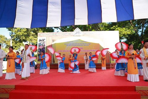 Biểu diễn múa Chăm