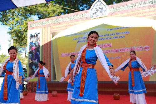 Trình diễn múa Chăm
