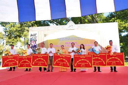 Ông Trịnh Ngọc Chung, Cục trưởng Cục Văn hóa các dân tộc Việt Nam, Bộ Văn hóa, Thể thao và Du lịch, thành viên Ban Chỉ đạo, Phó Trưởng Ban Tổ chức Ngày hội trao cờ lưu niệm cho các Đoàn tham gia Ngày hội