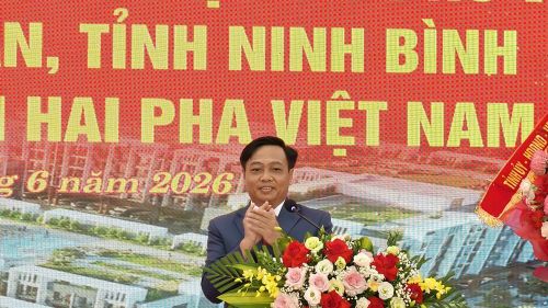 Ông Nguyễn Thái Lan, Chủ tịch HĐTV Công ty TNHHH Hai Pha Việt Nam cam kết đưa công trình vào hoạt động đúng tiến độ đã phê duyệt