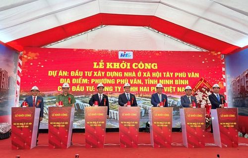Các đại biểu bấm nút khởi công Dự án đầu tư xây dựng nhà ở xã hội Tây Phù Vân