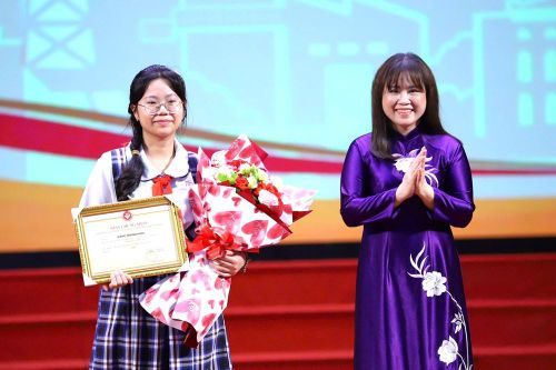 Cục trưởng Cục Văn hóa cơ sở, Gia đình và Thư viện Ninh Thị Thu Hương trao giải Nhất cuộc thi viết với chủ đề "Bữa cơm gia đình ấm áp yêu thương"