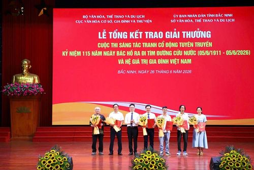 Ban Tổ chức trao giải cuộc thi Sáng tác tranh cổ động tuyên truyền kỷ niệm 115 năm Ngày Bác Hồ ra đi tìm đường cứu nước (5.6.1911 - 5.6.2026)