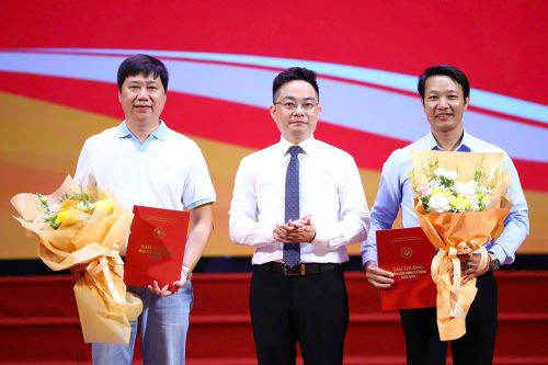 Phó Cục trưởng Cục Văn hóa cơ sở, Gia đình và Thư viện Nguyễn Quốc Huy trao giải cuộc thi Sáng tác tranh cổ động tuyên truyền hệ giá trị gia đình Việt Nam