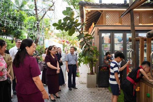 Các đại biểu tham quan khu vui chơi