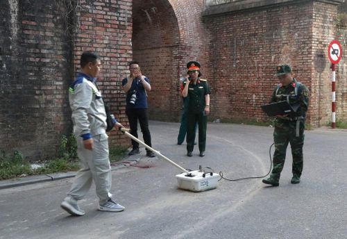 Lực lượng chức năng sử dụng radar xuyên đất khảo sát ở khu vực cửa Chánh Tây - Kinh thành Huế. Ảnh: S.T