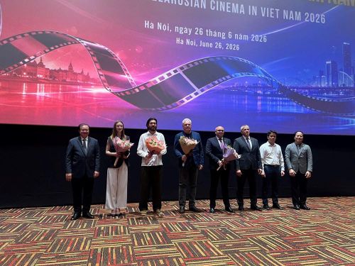 Thứ trưởng Bộ VHTTDL Tạ Quang Đông, Đại sứ Đặc mệnh toàn quyền nước Cộng hòa Belarus tại Việt Nam Uladzimir Baravikou và các đại biểu tặng hoa các đạo diễn, viên viên tham gia "Những ngày phim Belarus tại Việt Nam năm 2026"
