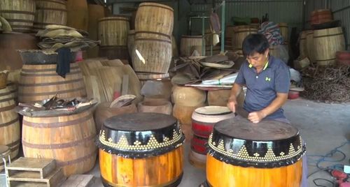 Điểm đặc sắc của nghề làm trống Bình An nằm ở kỹ thuật chế tác thủ công tinh xảo, qua hơn 20 công đoạn nghiêm ngặt