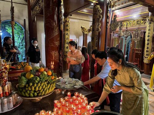 Du khách trải nghiệm Tour Đêm Đền Hùng và tour “Du xuân Đất Tổ – Hành trình về cội nguồn dân tộc”. Ảnh: Đào An-TTXVN