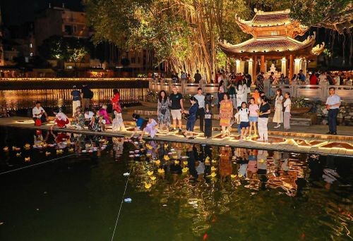 Hoạt động thả đèn hoa đăng thu hút người dân và du khách tại "Đêm Hội Hoa Đăng Hồ Văn - Văn Miếu". Ảnh: Khánh Hòa - TTXVN