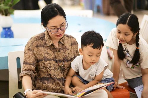 Tập cho thiếu nhi làm quen với sách từ sớm là một mục tiêu của hội sách. Ảnh: Duy Hiệu