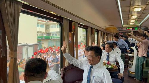 Ban Lãnh đạo Bệnh viện Bạch Mai cùng đoàn bác sĩ trên chuyến tàu đến cơ sở BV Bạch Mai ở Ninh Bình