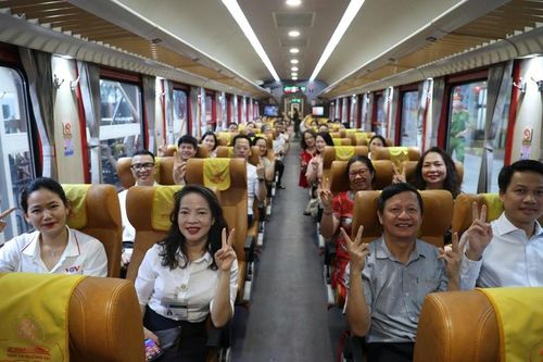 Các cán bộ, nhân viên y tế Bệnh viện Bạch Mai hào hứng trong chuyến tàu đầu tiên về cơ sở Ninh Bình làm việc