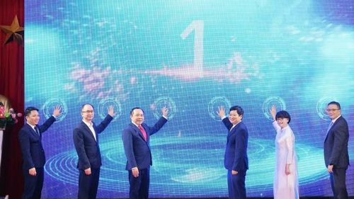 Các đại biểu ấn nút ra mắt Trung tâm quốc gia hỗ trợ sản xuất thử chip bán dẫn. (Ảnh: TL)