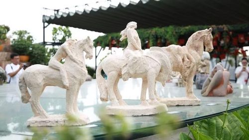 Vẻ đẹp mộc mạc và uyển chuyển của một số tác phẩm.
