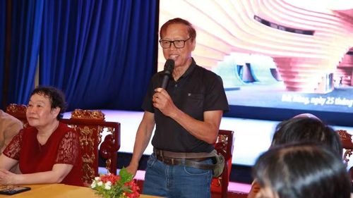 Nhà điêu khắc Nguyễn Kim Xuân chia sẻ cảm xúc tại triển lãm.