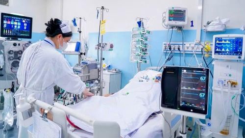 Bệnh nhân lúc điều trị bằng E-CPR.