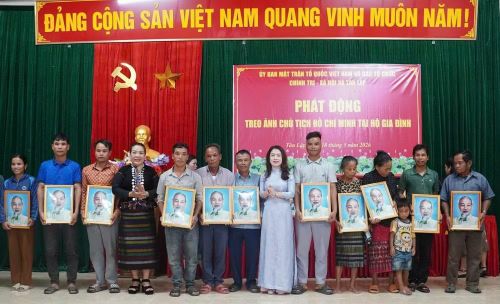 Người dân xã Tân Lập, tỉnh Quảng Trị được trao tặng ảnh Bác Hồ để treo trong nhà mình.