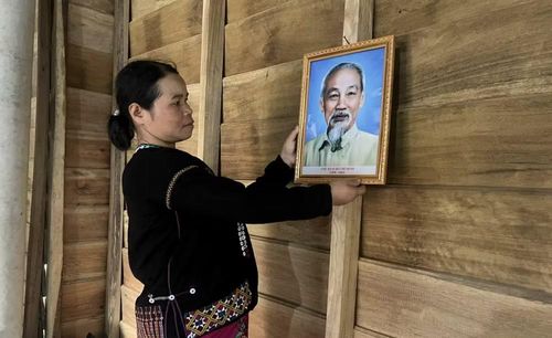 Chị Hồ Thị Nhân (trú thôn Xa Tía, xã Tân Lập, tỉnh Quảng Trị) cẩn thận treo ảnh Bác Hồ ở nơi trang trọng nhất trong ngôi nhà của mình.