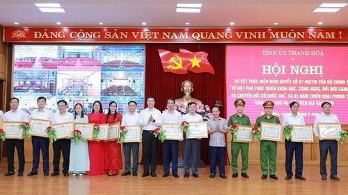 Tỉnh Thanh Hóa tặng Bằng khen cho các cá nhân có thành tích trong thực hiện Nghị quyết số 57 của Bộ Chính trị.