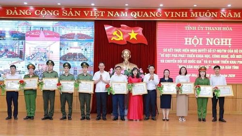 Tỉnh Thanh Hóa tặng Bằng khen cho các tập thể, cá nhân có thành tích trong phong trào "Bình dân học vụ số".