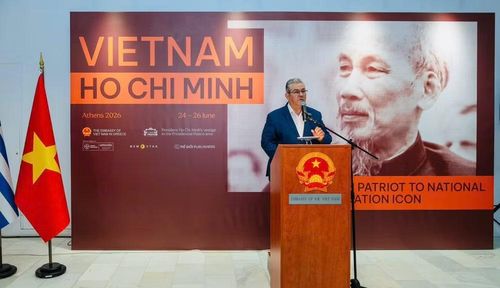 Tổng Bí thư Đảng Cộng sản Hy Lạp Dimitris Koutsoumpas phát biểu tại chương trình. (Ảnh: Đại sứ quán Việt Nam tại Hy Lạp)