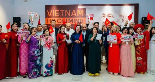 Các đại biểu tham dự chương trình cùng ca vang bài hát “Bài ca Hồ Chí Minh” và “Như có Bác trong ngày vui đại thắng”. (Ảnh: Đại sứ quán Việt Nam tại Hy Lạp)